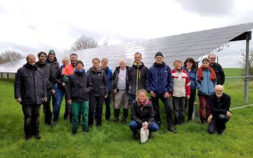 Gruppenfoto von den Mitglieder der Ilmtal eG vor Solarpaneelen des Solarparks in Rittersdorf